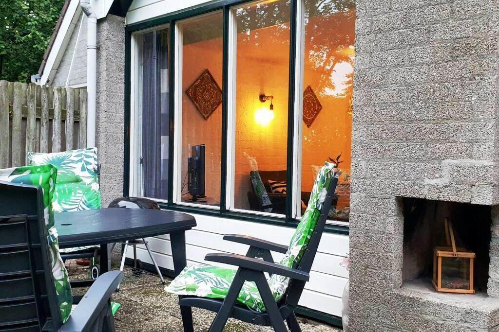 Ervaar Vredige Rust In Deze Charmante Knusse Bungalow Posterholt Exterior photo