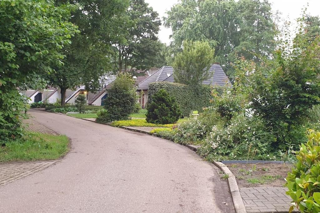 Ervaar Vredige Rust In Deze Charmante Knusse Bungalow Posterholt Exterior photo